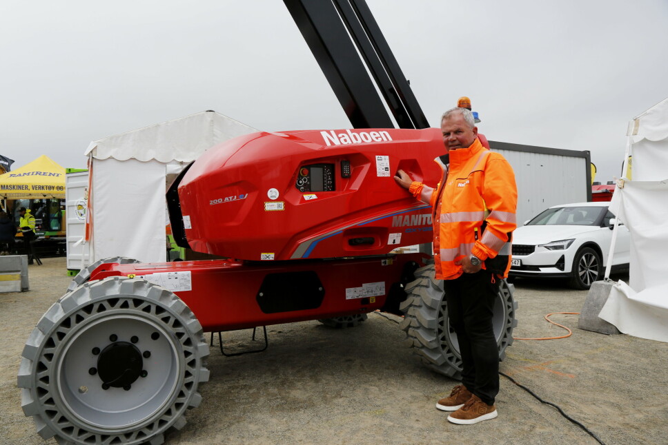 SATSER: Jone Ølberg, forretningsutvikling og flåtestyring i Naboen Utleie AS, ved en elektrisk Manitou Oxygen 200 ATJe lift med 20 meters rekkevidde.