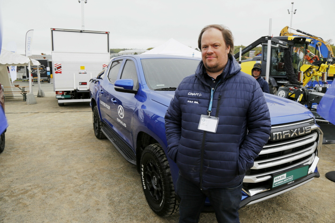 VISTE EL-PICKUP: Espen Hoff fra RSA Bil Forus AS viste Maxus elektrisk pickup på MEFA i Stavanger.