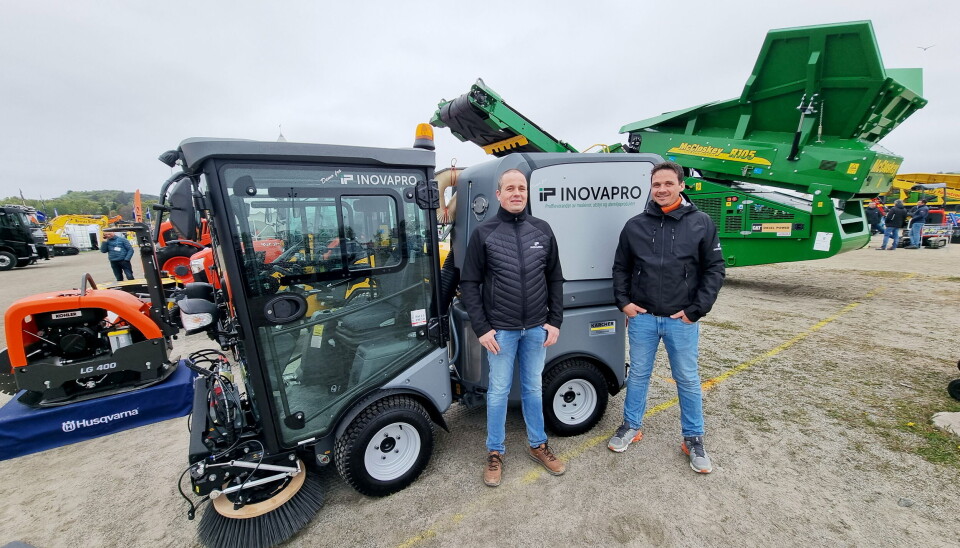 SATSER PÅ KJENTE MERKER: Daglig leder Ådne Skrettingland (til venstre) og salgssjef Bjarte Lea Omdal foran Kärchers «muinicipal-vogn» MIC42.