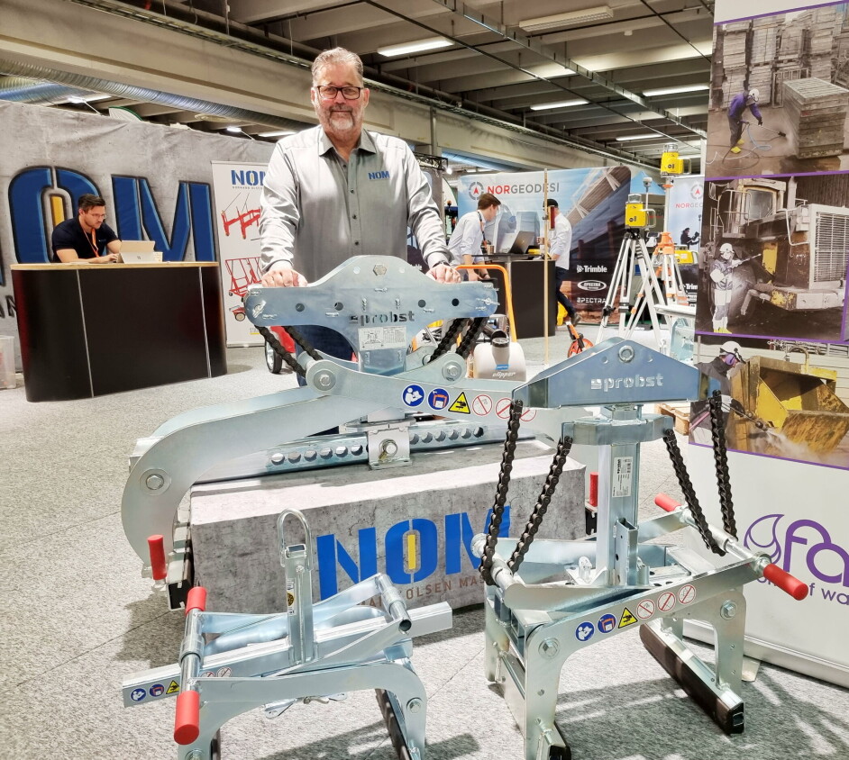 HARD I KLYPA: Cato Holmen i Normann Olsen Maskin poserer foran kjempeklypa på Lillestrøm. I forkant mer «brød og melk»-produkter med kapasitet på henholdsvis 600 kg og 1500 kg.
