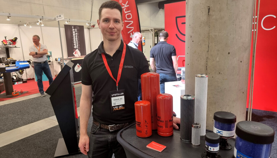 Daglig leder Morten Andre Karlsen i Ditech AS med noen få av filtrene som selskapet tilbyr, på Ditechs stand på Vei og Anlegg i Lillestrøm.