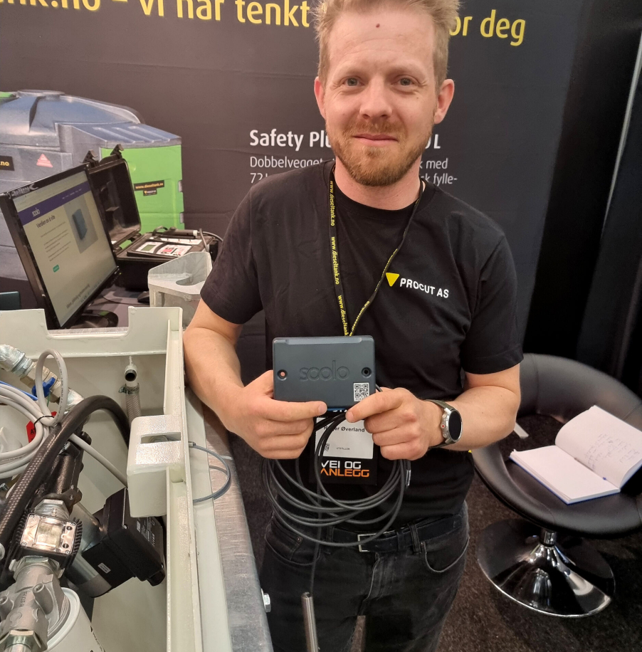 Salgsleder Roger Øverland med IoT-løsningen fra Soolo som fjernpeiler tanker.
