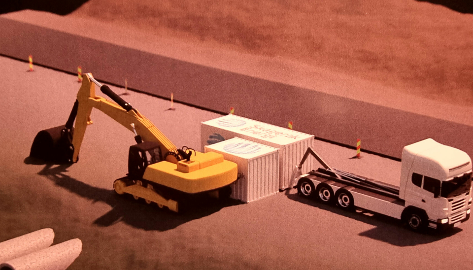 Krokbil leverer og henter containerne. Den største containeren er en battericontainer og den lille er en lade/omformer-container som gravemaskiner lades via.