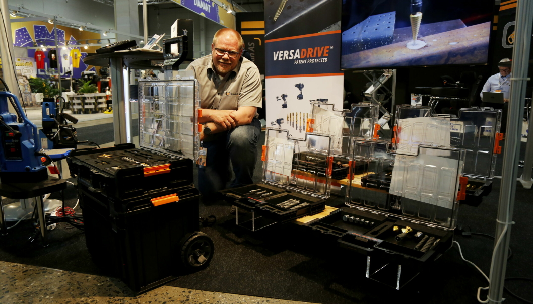 BYGGESETT: Glenn Skjolden på standen til HR Maskin AS med Versa Drive-kassene med dyrebart innhold for å bore i metall.