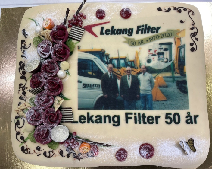 FAMILIEN; Åpningsdagen var det familien Lekang med Egil, Rolf og Rune-Lekang som prydet kaken.