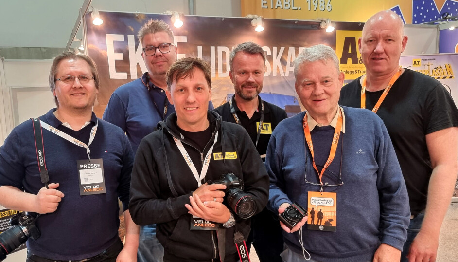 NORGES RÅESTE REDAKSJON FOR ANLEGG OG TRANSPORT: Nå kan du abonnere på alle sakene disse kara er ute på. Her fra Vei og Anlegg, der journalistene allerede på dag to hadde publisert nærmere 30 artikler. Fra venstre: Torbjørn Eriksen, Espen Braata, redaktør Klaus Eriksen, Thomas N. Witsø-Bjølmer, Bjørn E. Eriksen og Hans Kristian Barbøl.