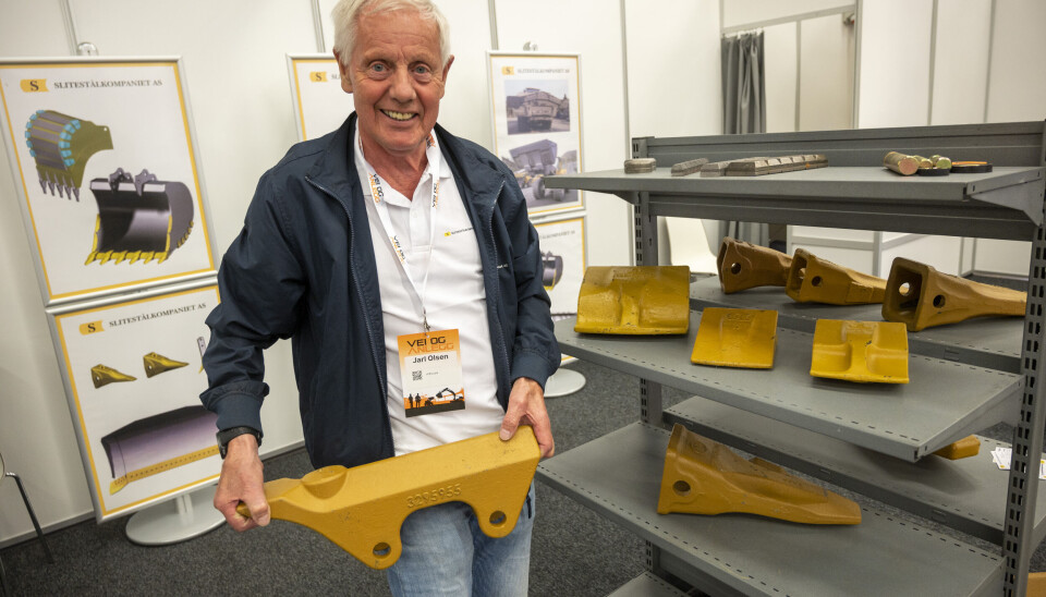 SLITESTÅL: Jarl Olsen driver Slitestålkompaniet og disse sideprotectorene til gravemaskin selger han mye av.S