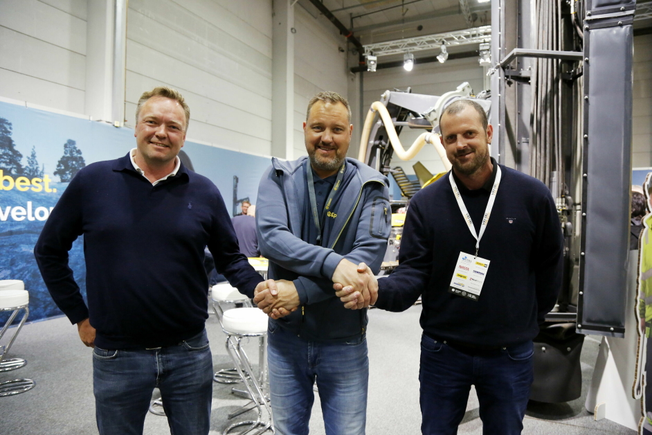 HISTORISK AVTALE: Fra venstre er Jan Henrik Hansen (daglig leder i Larvikittblokka), Geir Bjarne Hansen (Epiroc) og Jon Arild Hansen (Larvikittblokka).