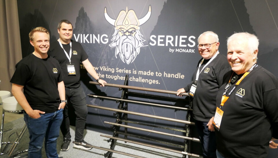 VIKINGER: Med den nye Viking-hjelmen som bakgrunn på standen, lanserte Monark AS sine nye Viking borstål skjøtestenger. Fra v. Rune Hellingsrud, Brede Løver, Egil Amundsen og Roar Hellingsrud.