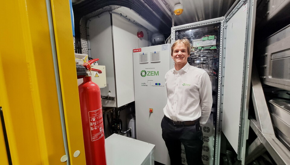 OMVISNING: AT.no ble invitert på omvisning i og rundt den 10 fot store contatineren som utgjør Volvos energibank. Omviser: Mannen bak Volvo Power Unit, Sebastian Wang-Hansen.