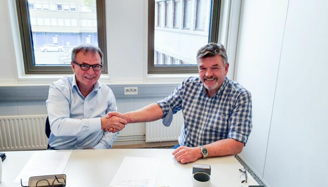 Dag Søbstad (t.v.) og Olaf Rovik signerte kontrakten om bygging av strekningen Tanem-Tulluan.