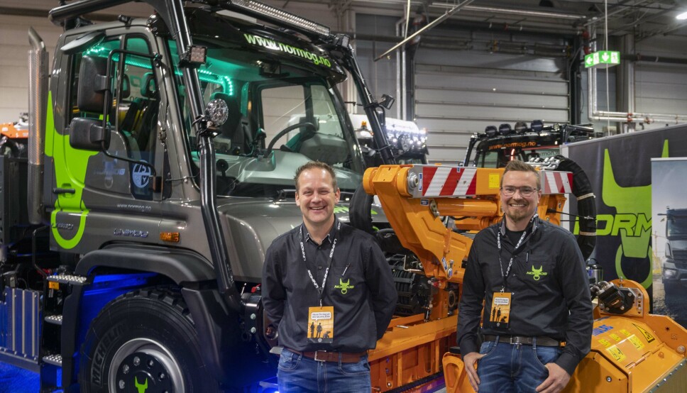 FORNØYDE: Espen Berger (t.v.) og Kent Elvemo er storfornøyd etter å ha signert kontrakter på tre nye Mercedes-Benz Unimog første dagen på Vei og Anlegg.