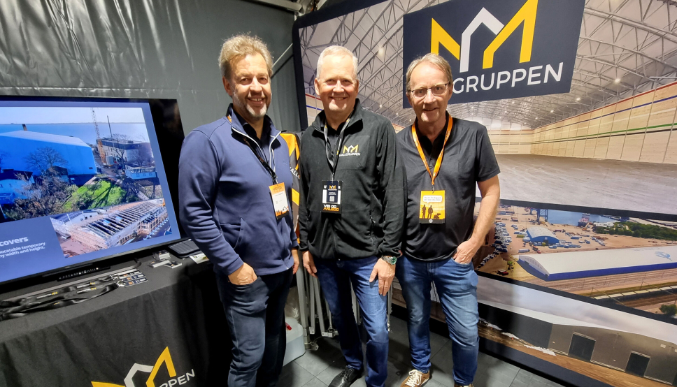PÅ ANLEGGSMESSE: F.v. Daglig leder Lars Dalgaard, salgskonsulent hall Torkil Tveter og kalkulatør Bjarte Bakke i Hallgruppen var til stede med stand på Vei og Anlegg i Lillestrøm 11.-14. mai.