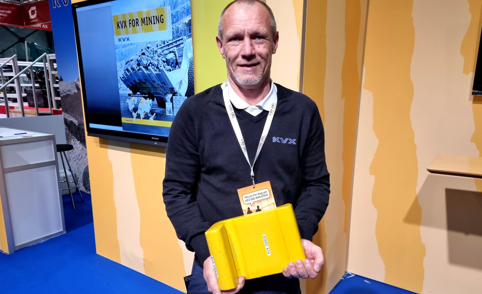 Gudmund Thomassen hos Komatsu KVX LLC med et smidd skuffehjørne på 22 kg på anleggsmessa Vei og Anlegg 2022 i Lillestrøm.
