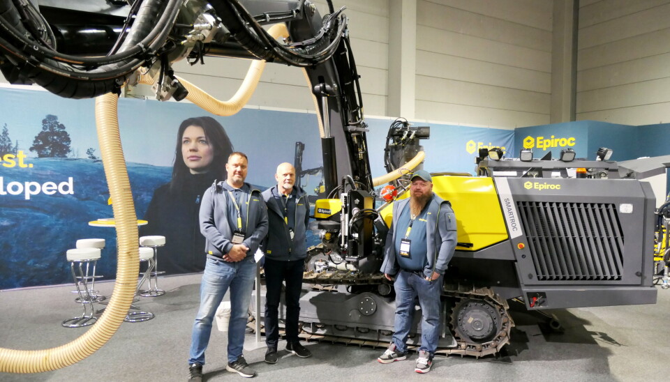 OVERJORDSRIGGEN: - SmartROC T25R er vårt nye flaggskip og en produksjonsrigg som er bygd etter brukernes ønsker, hevder trioen Geir Bjarne Hansen (f.v.), Harald Madland og Johnny Ryen Johansen hos Epiroc Norge.