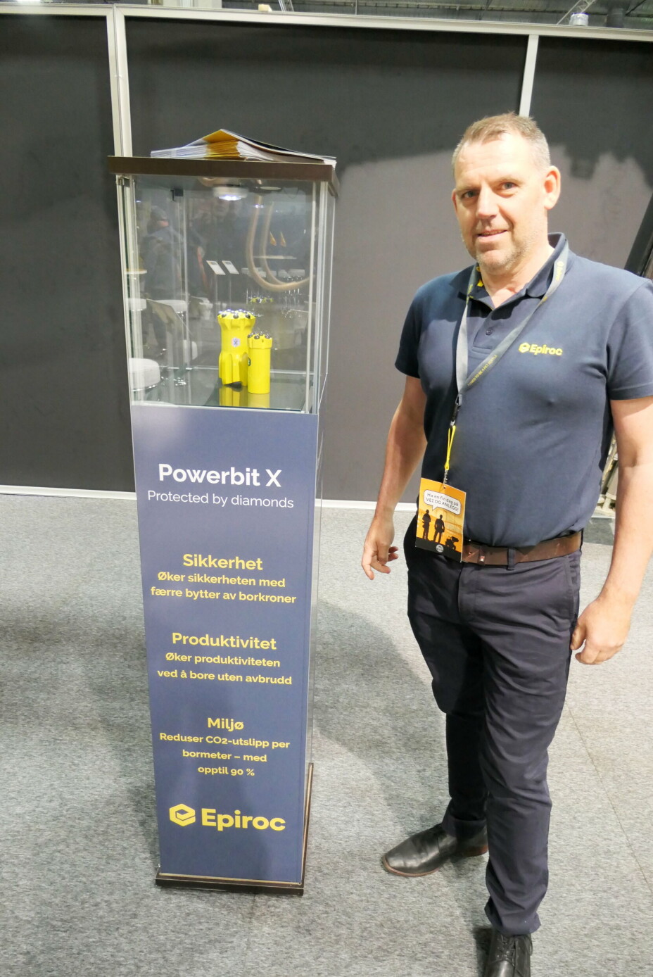 DIAMANT: – Nye Powerbit X diamantstøvbelagte borkrone har vi plassert i egen beskyttelsesboks her på Vei og Anlegg, sier Espen Paulseth hos Epiroc.