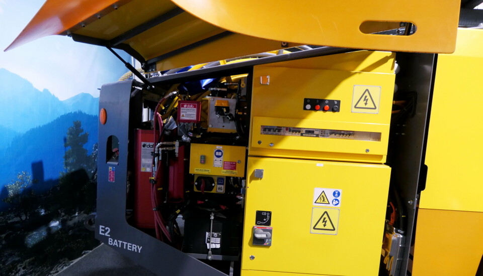 BATTERIDRIFT: Den nye underjordriggen Epiroc E2 Battery har fått batterier og styringssystemene montert i bakstussen.