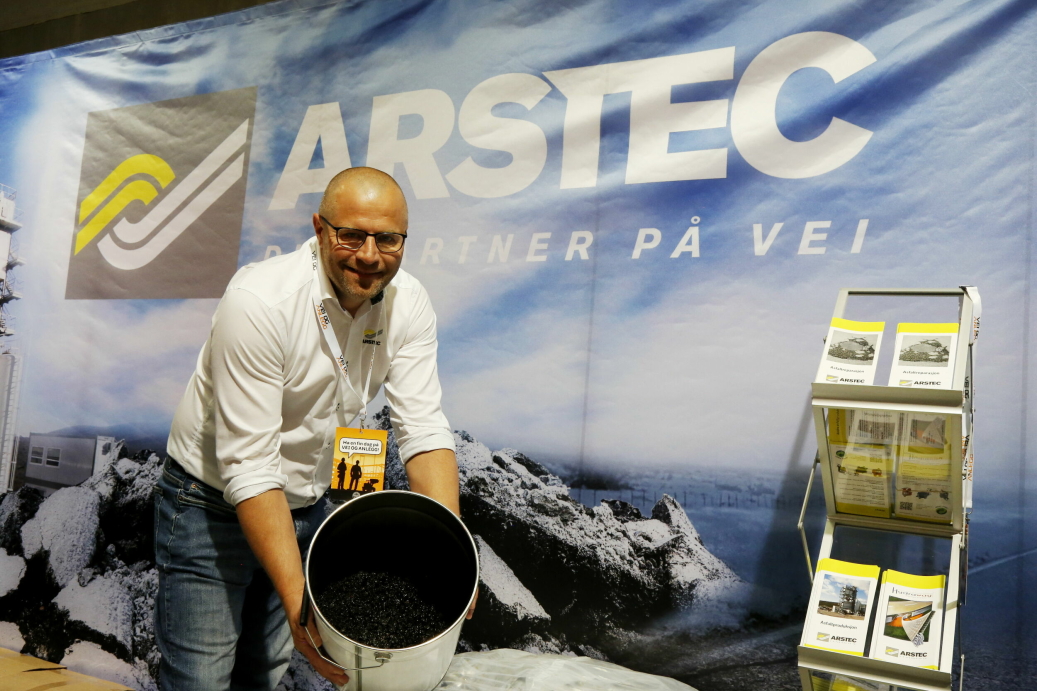 FERDIG: Asfalten er ferdig. Produktsjef Børge Arnesen i Arstec AS har brukt kanskje to minutter på hele prosessen!