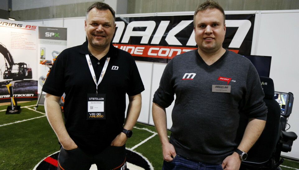 VELKOMMEN: Én av de fire eierne i Maskinstyring AS, Knut Arne Eriksen (t.v.) ønsker Hans-Ola Holstad og Nord Vest Maskinteknikk AS velkommen med på laget.