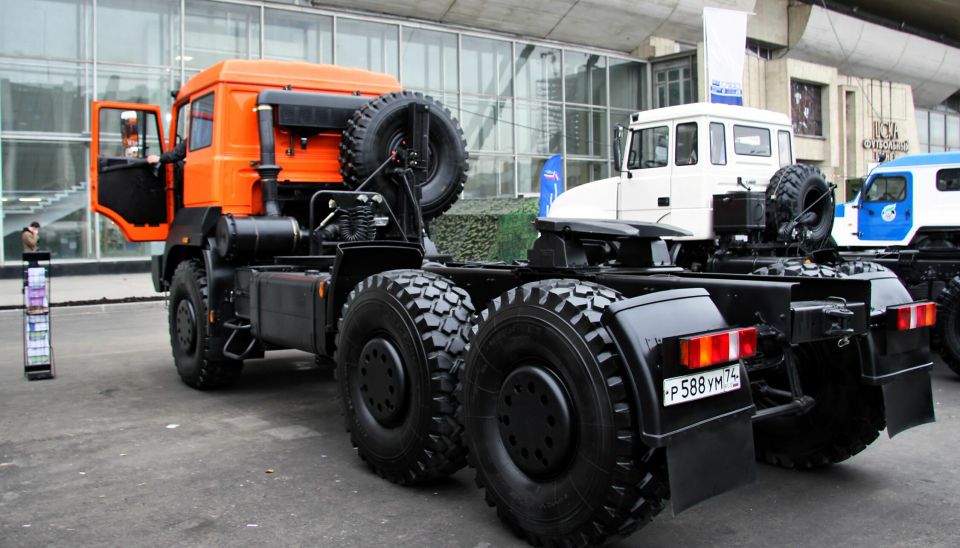 Russiske utslippskrav er satt tilbake til 1988-nivå og det ikke er krav om ABS-bremser på nye lastebiler, etter at mange land har sluttet å levere bildeler og elektronikk-komponenter til Russland. Arkivfoto av en Ural fra 2010.