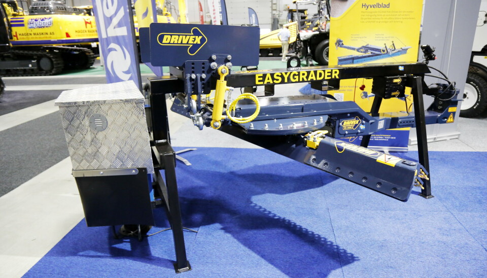SALGSHJELP: Felleskjøpet selger Drivex Easygrader, et underliggende skjær for traktorer.