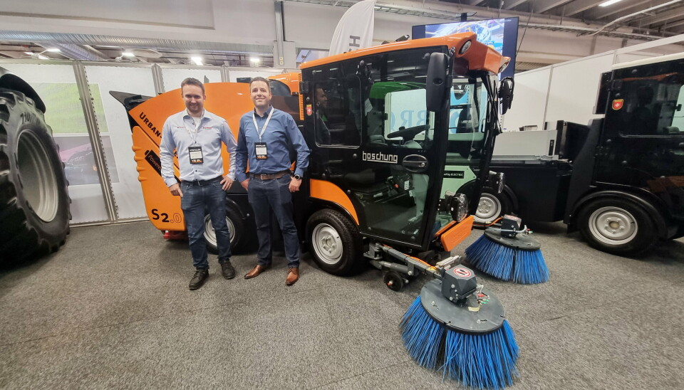 EL-FEIEBIL: Sweeptech-selger Anders Flæsland og Boschungs europeiske markedssjef, Tobias Wehinger, foran Urban-Sweeper S2.0.
