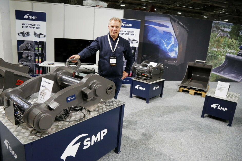 NYTT: Salgssjef Per Eivind Braaten i SMP Parts i Norge ved det nye festet SMP 105. Legg merke til endringer av logo og farger på SMP-produktene også.