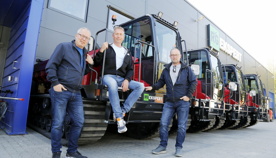 H&H Maskin AS har overlevert fem Yanmar beltedumpere til RG Ekspert p Langhus, mai 2022.Fra venstre:Tom Erik Huuse, daglig leder H&H MaskinKjell Ster, daglig leder RG EkspertHans Christian Hagen, partner og salg i H&H Maskin H&H Maskin AS har overlevert fem Yanmar beltedumpere til RG Ekspert p Langhus, mai 2022.Fra venstre:Tom Erik Huuse, daglig leder H&H MaskinKjell Ster, daglig leder RG EkspertHans Christian Hagen, partner og salg i H&H Maskin