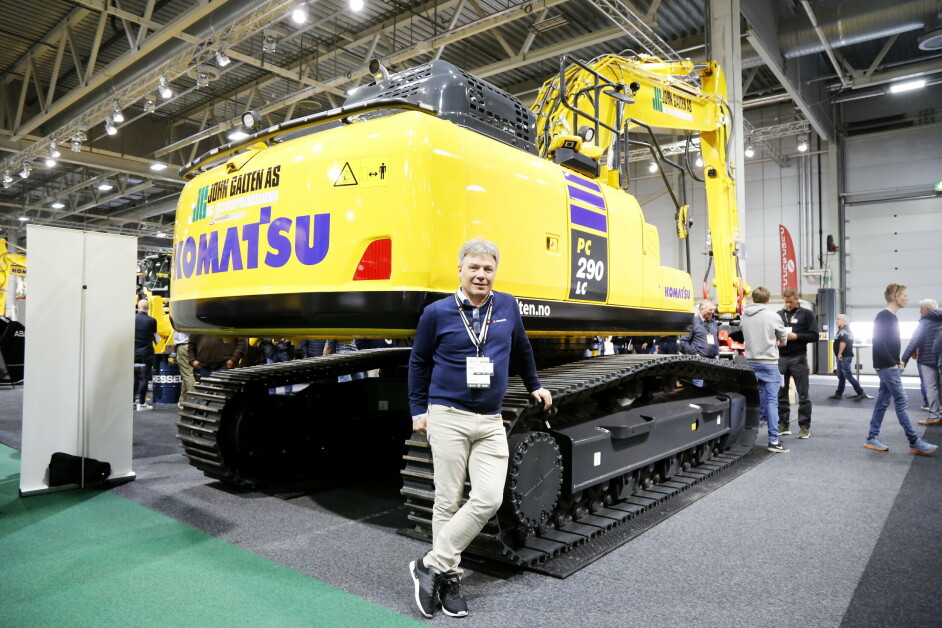 SELGER: Hesselberg-selger Roger Wang foran en Komatsu PC290-11 som er levert til John Galten AS på Rena.