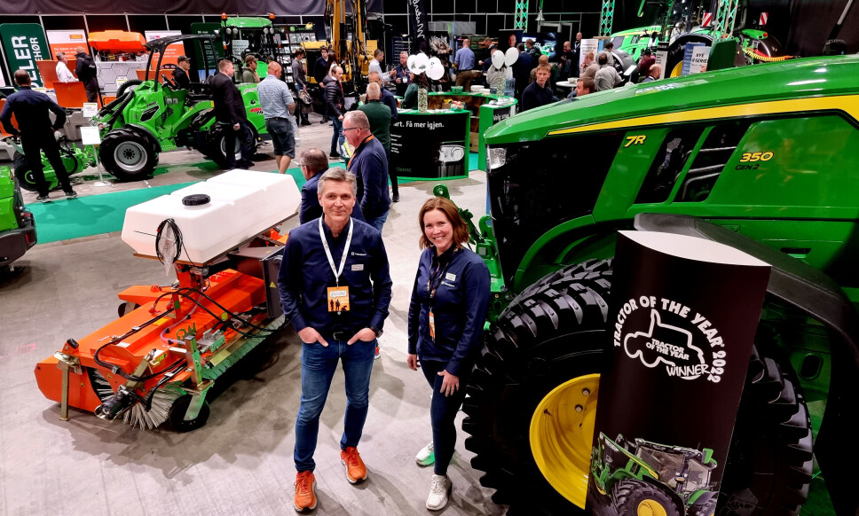 Salgssjef Tone Helberg og kategorisjef Ole-Johnny Jenssen i Felleskjøpet Agri er godt fornøyde med deltakelsen på Vei og Anlegg i Lillestrøm. På sin store stand hadde de til og med et bakeri der det ble bakt boller. Det er bakerst i bildet.