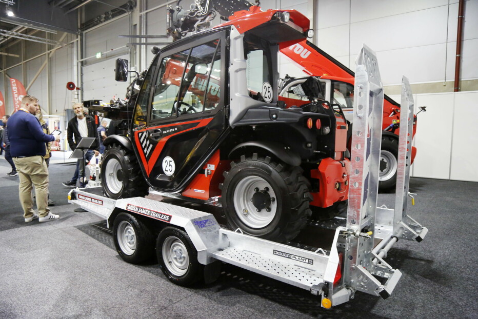 TELESKOPLASTER: Ultra Light Manitou 412 på en Brian James-henger fra Tilhenger Nor, alt under 3,5 tonn.