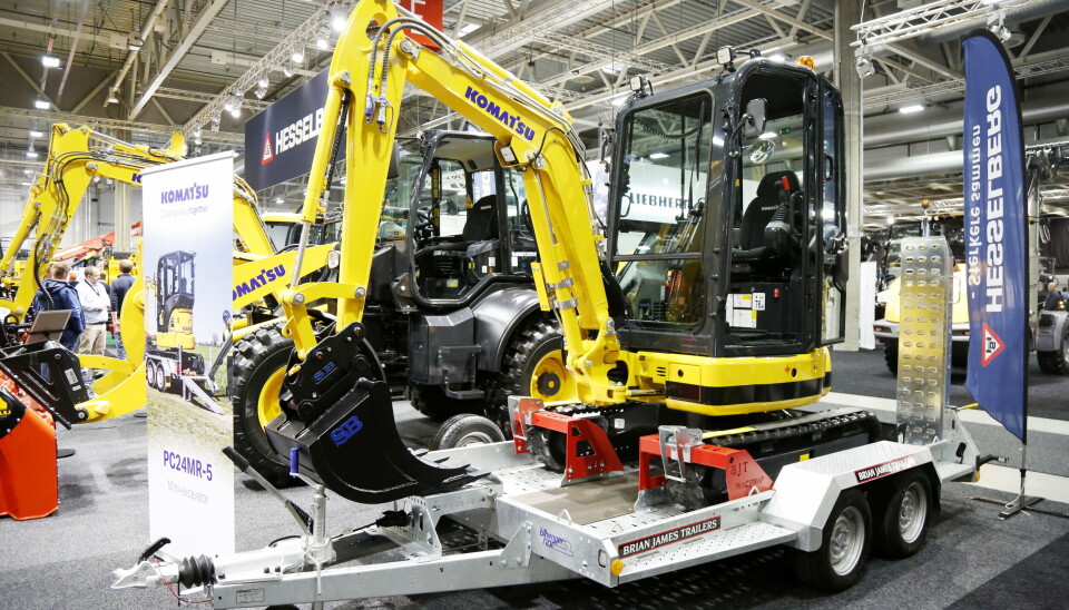 KOMATSU: 2,5 tonns Komatsu minigraver PC24MR-5 bakpå en Brian James tilhenger, totalt under 3,5 tonn.