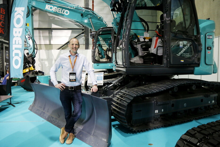 DOZER OG GRAVER: Overvogn som en 14-tonner og dozerunderstell for en 22 tonns maskin, blir til Blade Runner, opplyser daglig leder Christian Beck i Beck Maskin AS.Christian Beck og Beck Maskin Kobelco