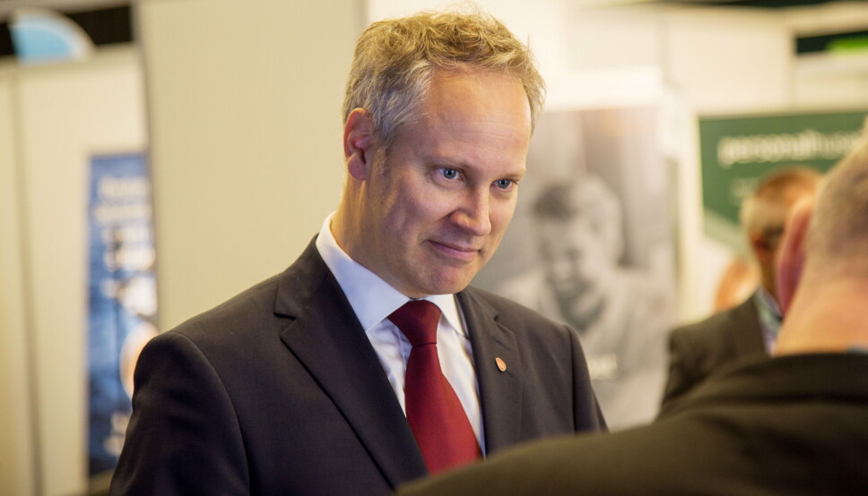 - Det er ikke slik at man nødvendigvis blir en dårligere sjåfør når man fyller 80 år. Men fordi dette er en aldersgruppe hvor mange etter hvert får en svekket helse og sykdommer som påvirker kjøreevnen, ønsker vi å opprettholde dagens ordning med helseattest fra fylte 80 år, sier samferdselsminister Jon-Ivar Nygård.