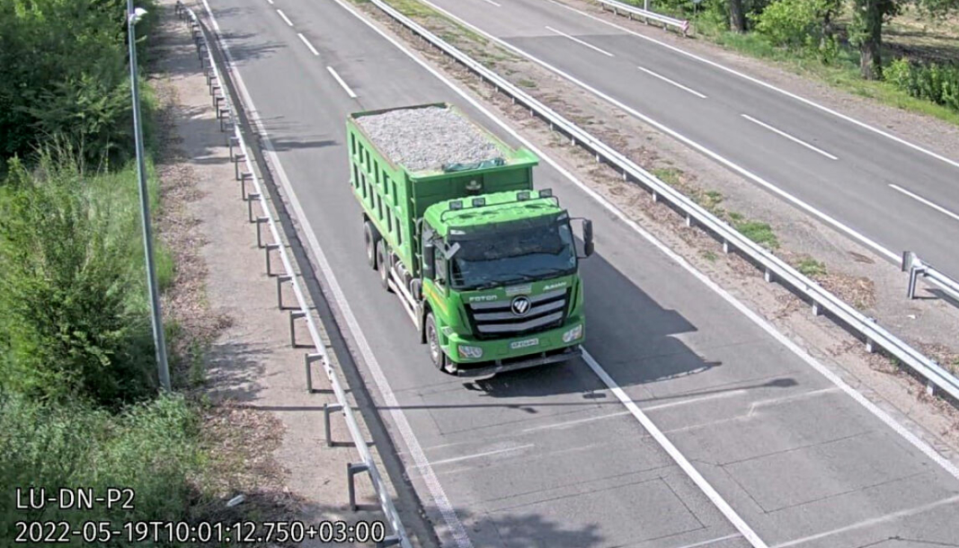 Transportmyndighetene i Ukraina sender ut bilder av overlastede lastebiler til skrekk og advarsel, før de 23. mai begynner å kreve overlastgebyr når testperioden av det nye veiesystemet i fart er over, og det blir fullt operativt. Lastebilen på bilde hadde totalvekt på 56,3 tonn.