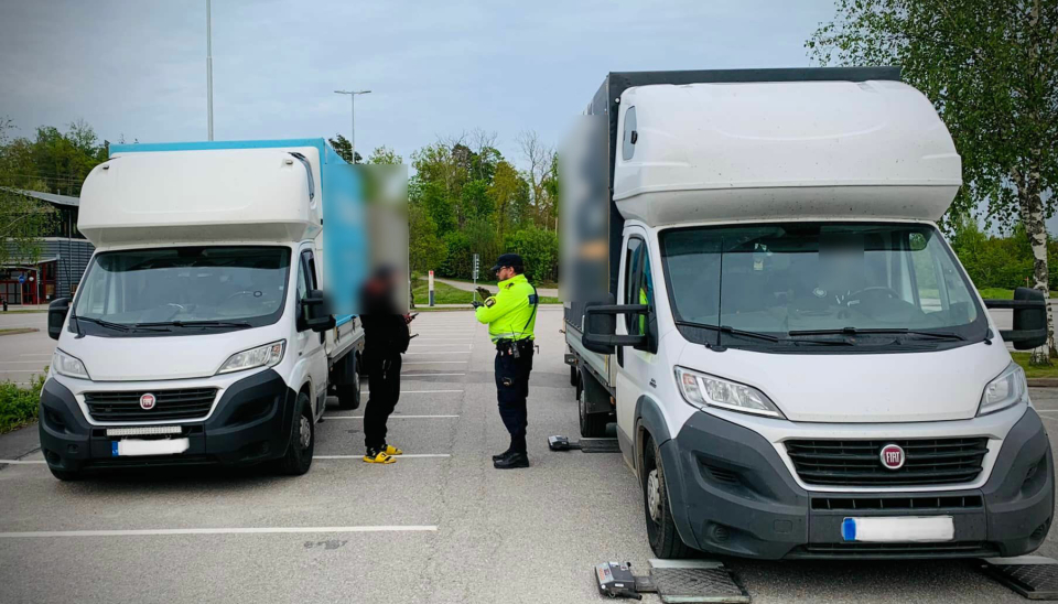Sjåførene i de to varebilene ble fotgjengere i Sverige, på vei til Norge med varer.