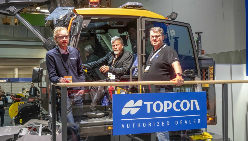 NESTE: Volvos DigAssist tar kommunikasjonen ett steg videre. Det er Kenneth Kongevold (t.v.) i Volvo, maskinfører Geir Bettum og Øyvind Hoel Fossen Norsecraft Geo fornøyde med.