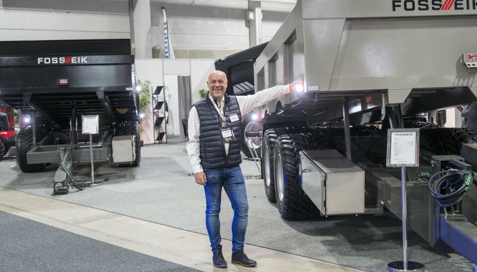 NY FARGE: Stadig flere ønsker seg svarte dumperhengere til traktoren. Nå kan Arve Håland og Foss Eik innfri både det og andre fargeønsker.