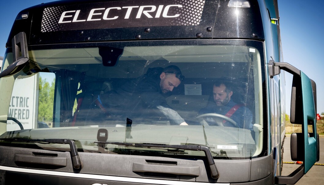 STRØM: Volvo-selger Tom André Haldammen setter seg for første gang bak rattet i en Volvo FM Electric. Nå skal kunder i Norge teste de i daglig bruk. STRØM: Volvo-selger Tom André Haldammen setter seg for første gang bak rattet i en Volvo FM Electric. Nå skal kunder i Norge teste de i daglig bruk.