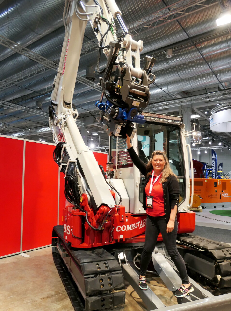FAVORITTEN: - Denne er fortsatt favorittmaskinen min, sier Elin Skau og har tatt plass på 8-tonneren Takeuchi 280 FR med sideforskyvbar bom.