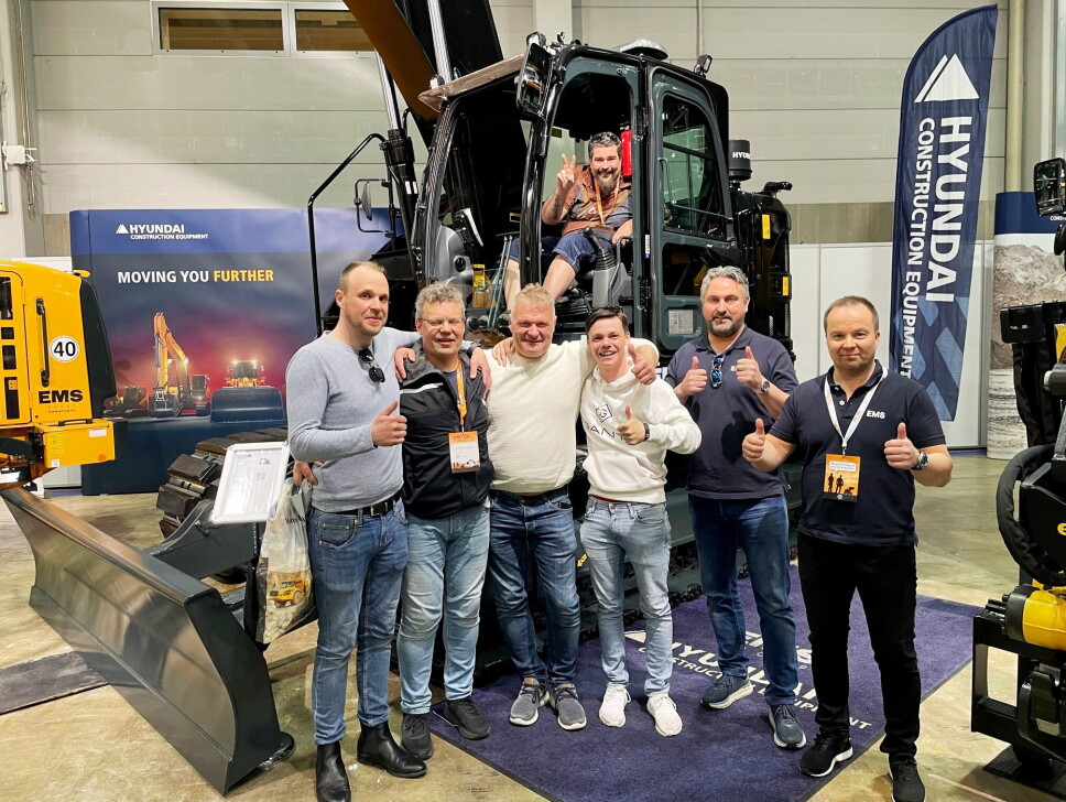 JUBEL: Sortlakkert Hyundai HX 235A ble sjekket av troppen fra Mietinen Maskin i Nesseby kommune i Finnmark. Til høyre daglig leder Finn T. Johansen i EMSG.