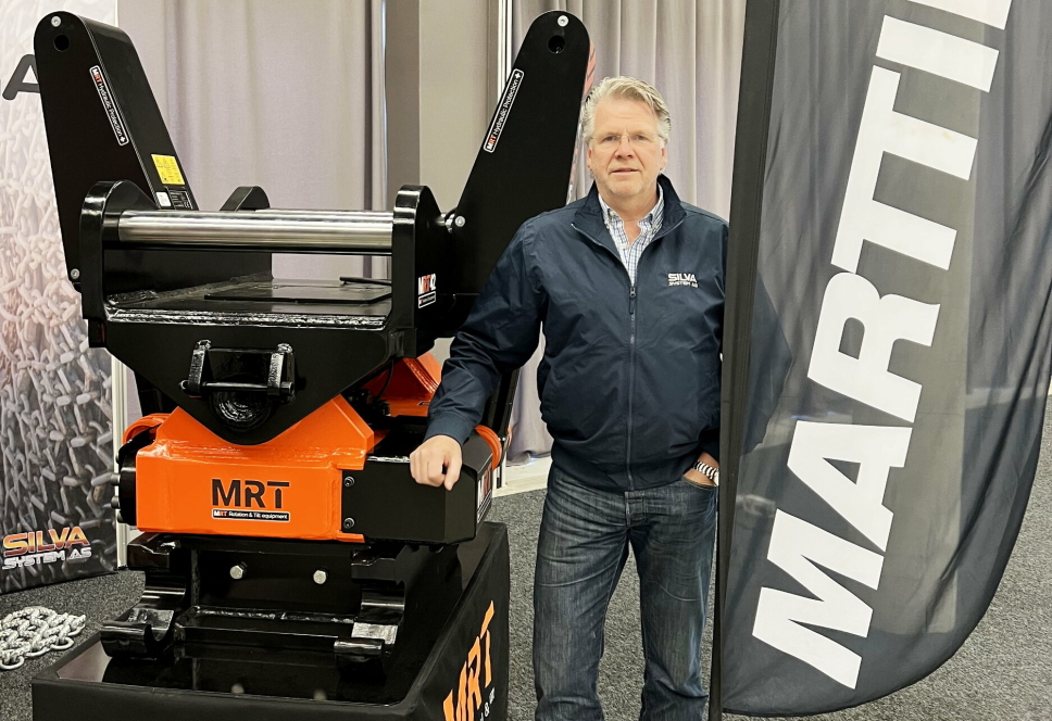 KJEMPE: Roy A. Holseter i Silva System ved tiltrotator-kjempen Marttiini MRT42 G-90 som har egenvekt på to tonn!