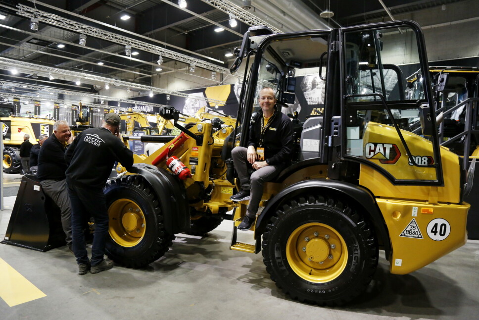 KJEMPENYHET: Sales support manager Dagfinn Sand tar et hvileskjær i trappen på den nye 908-hjullasteren under hektiske dager i Lillestrøm.