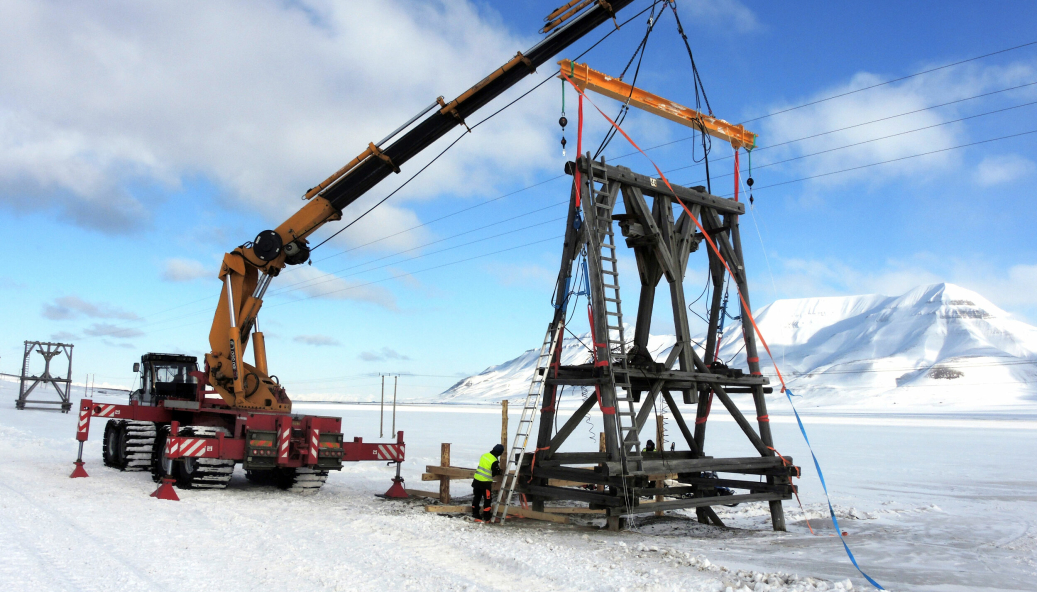Krana som benyttes i kulturminneprosjektet på Svalbard er aldri blitt bygget eller testet før.