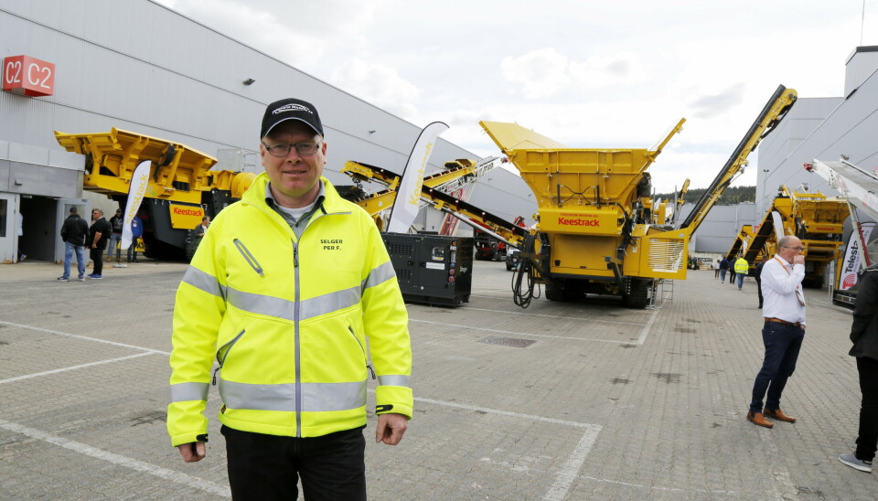 FORNØYD: Per Olav Fredheim på utestanden mellom to av hallene. Her var det nesten bare elektriske maskiner.