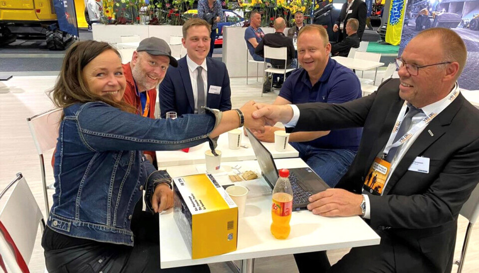 Ann-Kathrin Storhaug von Rappe (daglig leder i Lesja Bulldozerlag) og Einar Hermansen (selger i Liebherr-Norge) signerte kontrakt på Vei og Anlegg i Lillestrøm lørdag 14. mai. Bak fra venstre: Nils Ivar Heggem (styreleder, Lesja Bulldozerlag), Nico Schchter (dozer-representant for Norge fra Liebherr-fabrikken) og Lars Erik Torsgård (styremedlem i Lesja Bulldozerlag)