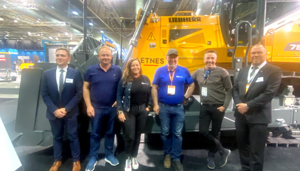 Oppstilling ved en dozer på Liebherr-området på Vei og Anlegg ifm Lesja Bulldozerlags dozerkjøp. Fra venstre: Nico Schuchter (salgsansvarlig Liebherr dozerfabrikk), Lars Erik Torsgård (Lesja Bulldoserlag AS), Ann-Kathrin Storhaug von Rappe (daglig leder Lesja Bulldoserlag), Nils Ivar Heggem (Lesja Bulldoserlag), Marius Storhaug Nyløkken (maskinansvarlig Lesja Bulldoserlag) og Einar Hermansen (salgsansvarlig Innlandet Liebherr-Norge.