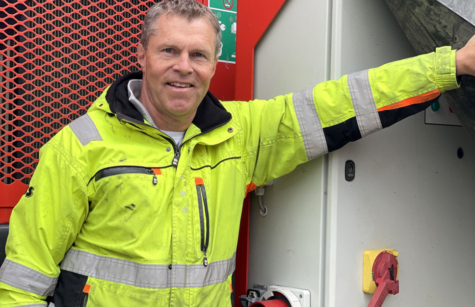 Arne Kenneth Øvstebø, daglig leder i Mineralteknikk, har stor tro på hybride maskiner.