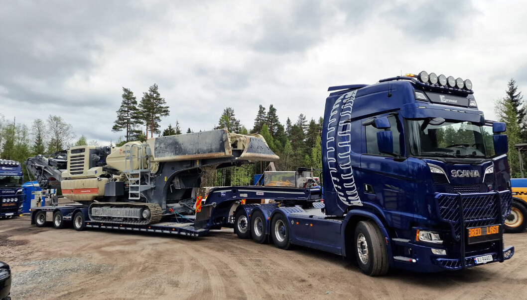 MARGIN: Nå kan Bergqvist Maskin og Transport flytte knuseverket sitt uten å bekymre seg for om det er mulig å få veifølge eller ikke. Det nye settet med Scania 770S trekkvogn og brønnhenger fra Vangs er 5,5 tonn lettere enn det forrige settet. Alle foto: Vangs Mekaniske. MARGIN: Nå kan Bergqvist Maskin og Transport flytte knuseverket sitt uten å bekymre seg for om det er mulig å få veifølge eller ikke. Det nye settet med Scania 770S trekkvogn og brønnhenger fra Vangs er 5,5 tonn lettere enn det forrige settet. Alle foto: Vangs Mekaniske.