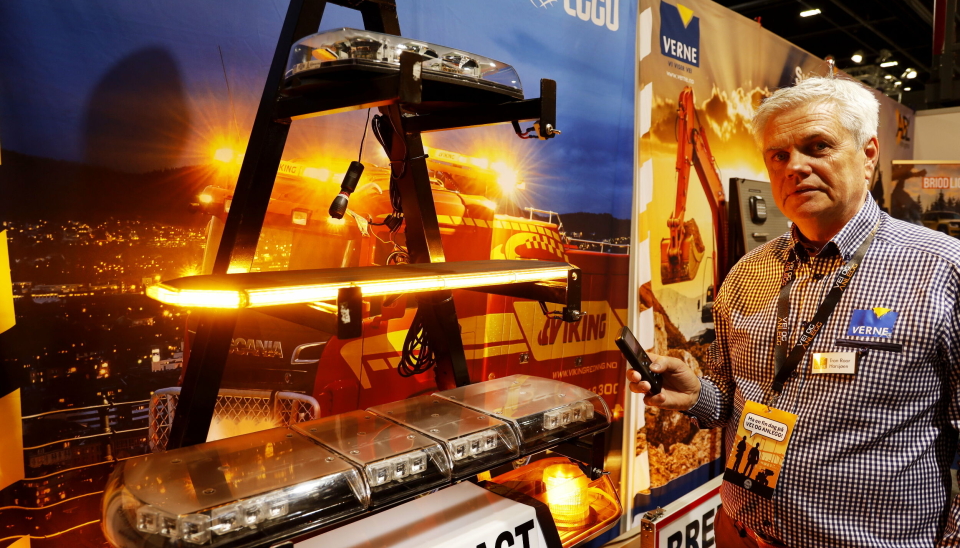 DEMONSTRERER: Tron Roar Harsjøen viser hvordan mønsteret på den smale Briod Horizon varsellysbjelken enkelt kan endres.